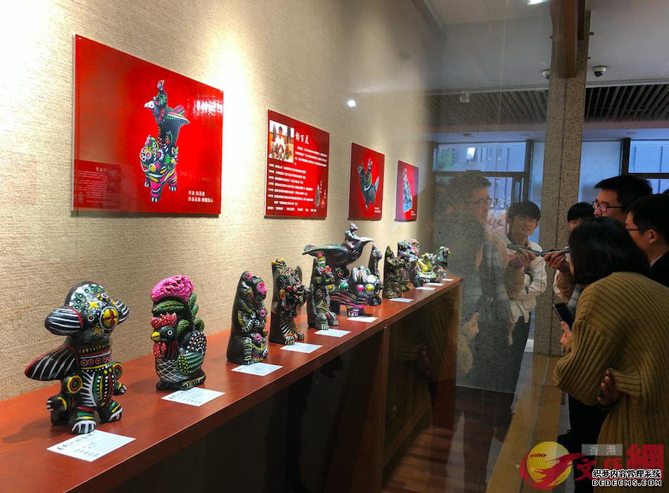 自河南淮陽非遺傳人的「泥泥狗」作品在廣州亮相，迎接農曆狗年。（記者方俊明 攝）
