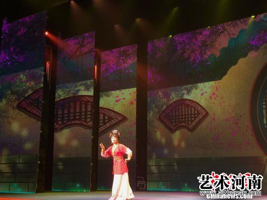 三年内，中国348个戏曲剧种的经典剧目(折子戏)将集中到江苏昆山进行展演。图为开幕演出。　顾洁 摄